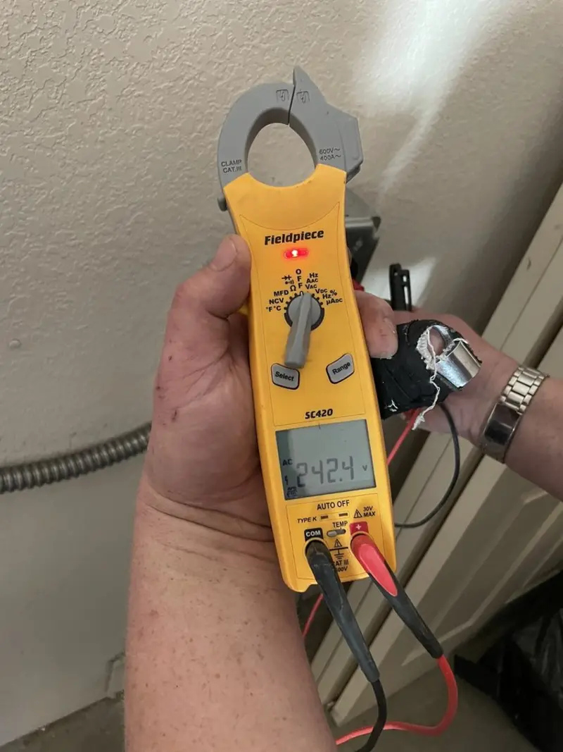 Voltage testing with clamp meter during Outlet Installation in Paris